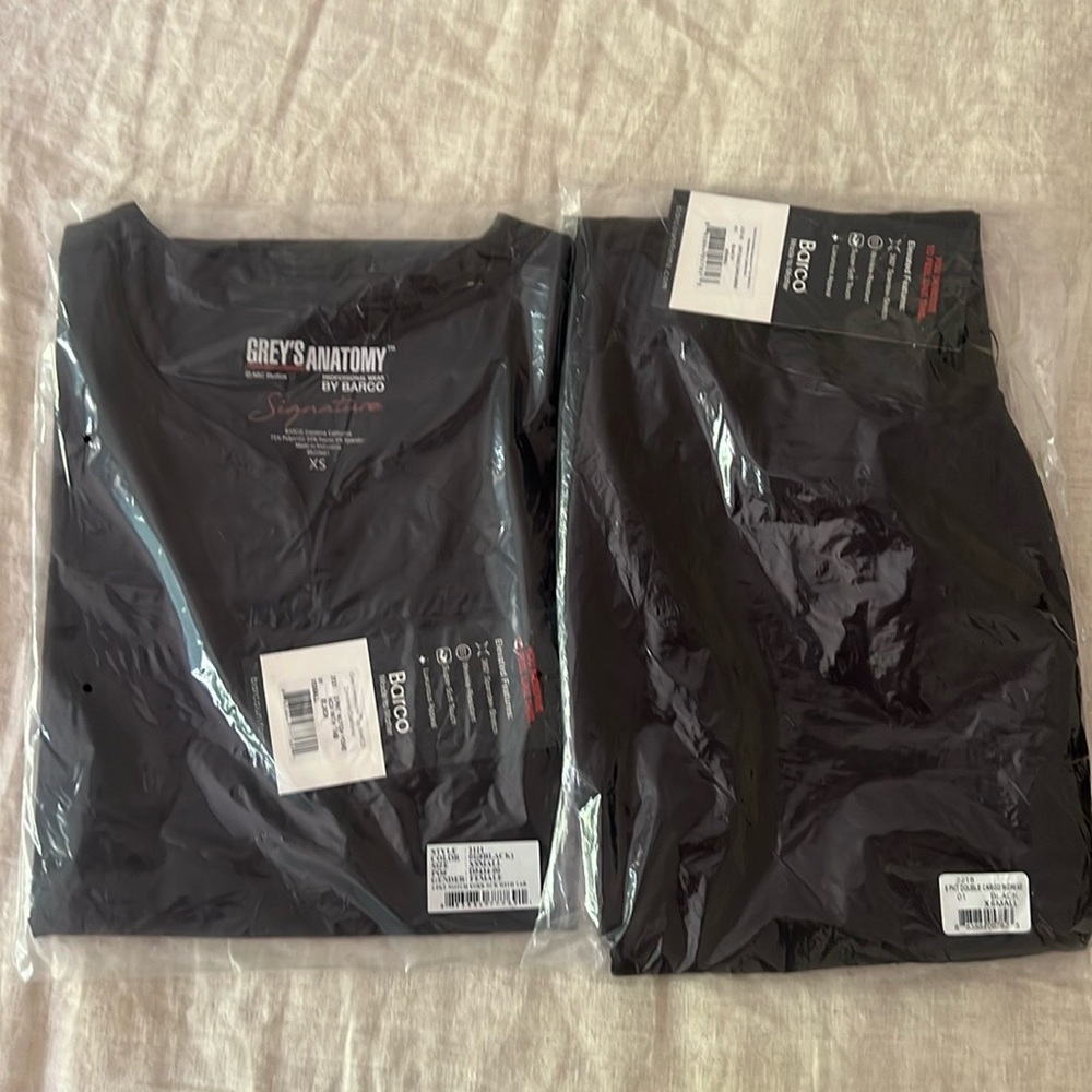 NWT Grey’s Anatomy scrubs set in black - top and pants in XS
